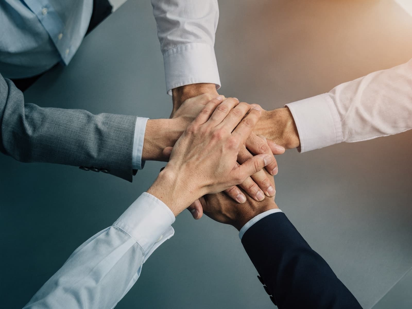 Hände eines Teams, in der Mitte zusammengelegt